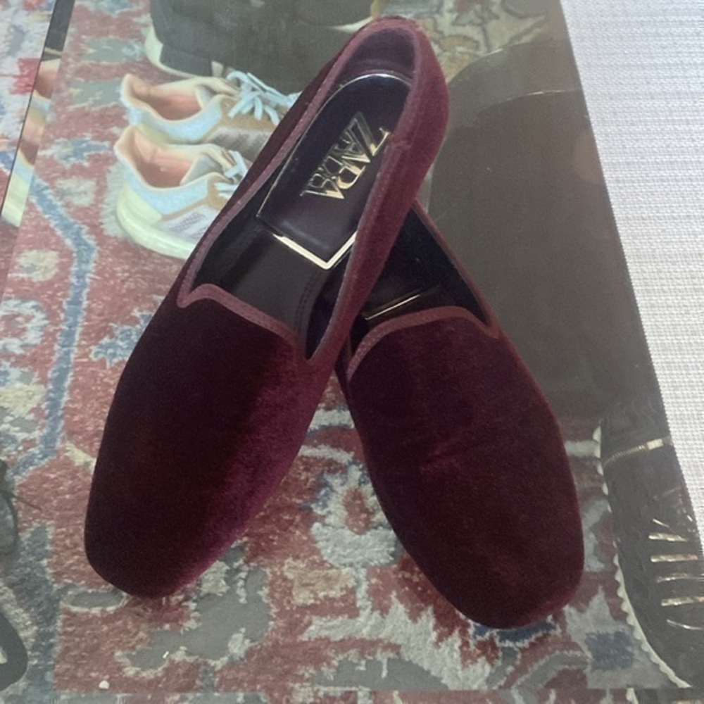 Zara women shoes ,  flat burgundy Velvet loafer